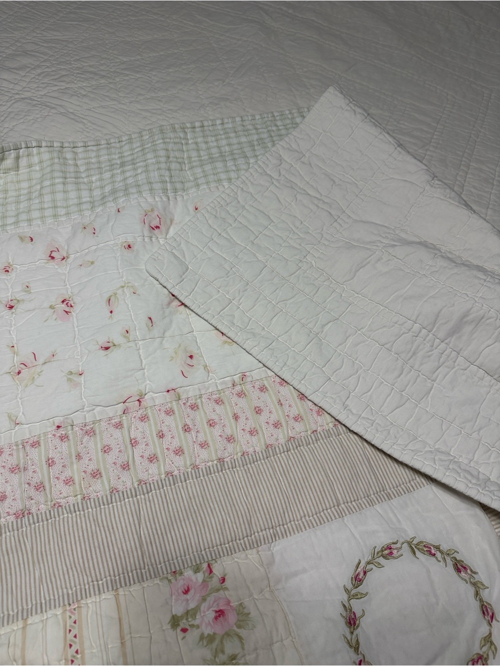 Vintage-style shabby chic pink & green floral rose patchwork quilt. full/queen - Picture 13 of 13
